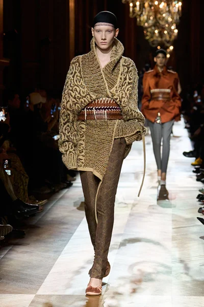 Look 18